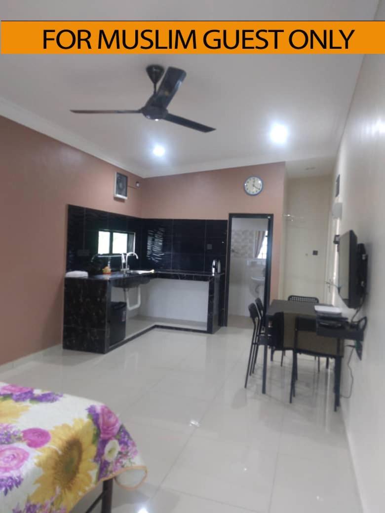 Yasmeen Studio Roomstay Kijal - Room 1 - For Two Person Islam Guest Only Exterior foto